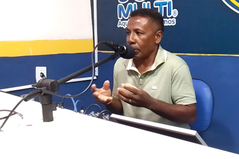 Ítalo Breno na entrevista na rádio Rio Canindé FM