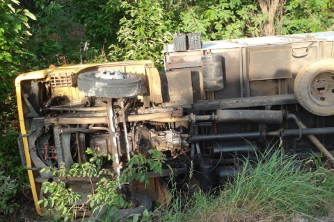 Caminhão Sem Freio Tomba em Ribanceira em Acauã-PI.