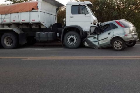 Grave Acidente na BR 407 em Acauã: Carro Colide com Caminhão Caçamba e Deixa Veículo Irreconhecível